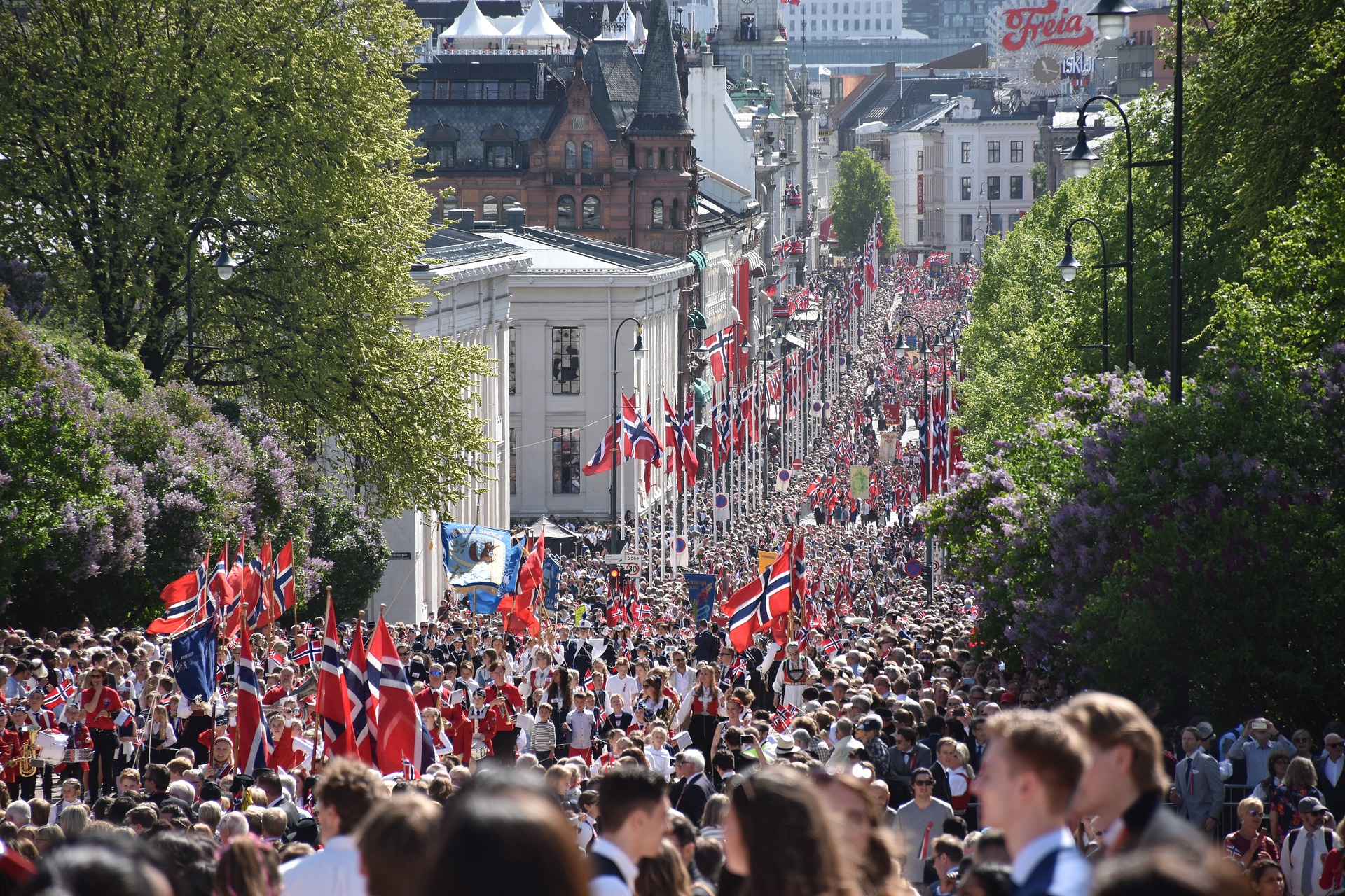 Folkehav med norske flagg p&aring; 17. mai i Oslo.